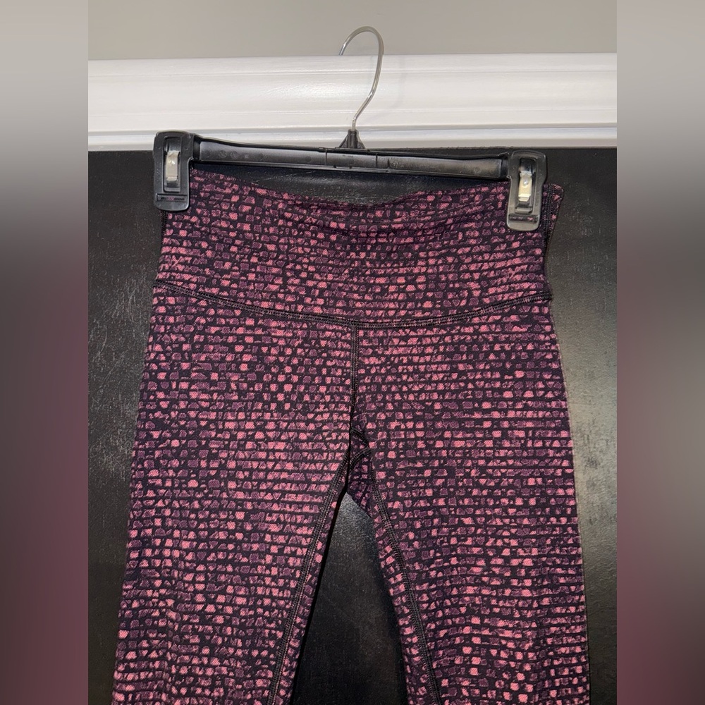Lululemon Leggings in Pink & Black Pattern, Size 4 - Picture 3 of 8